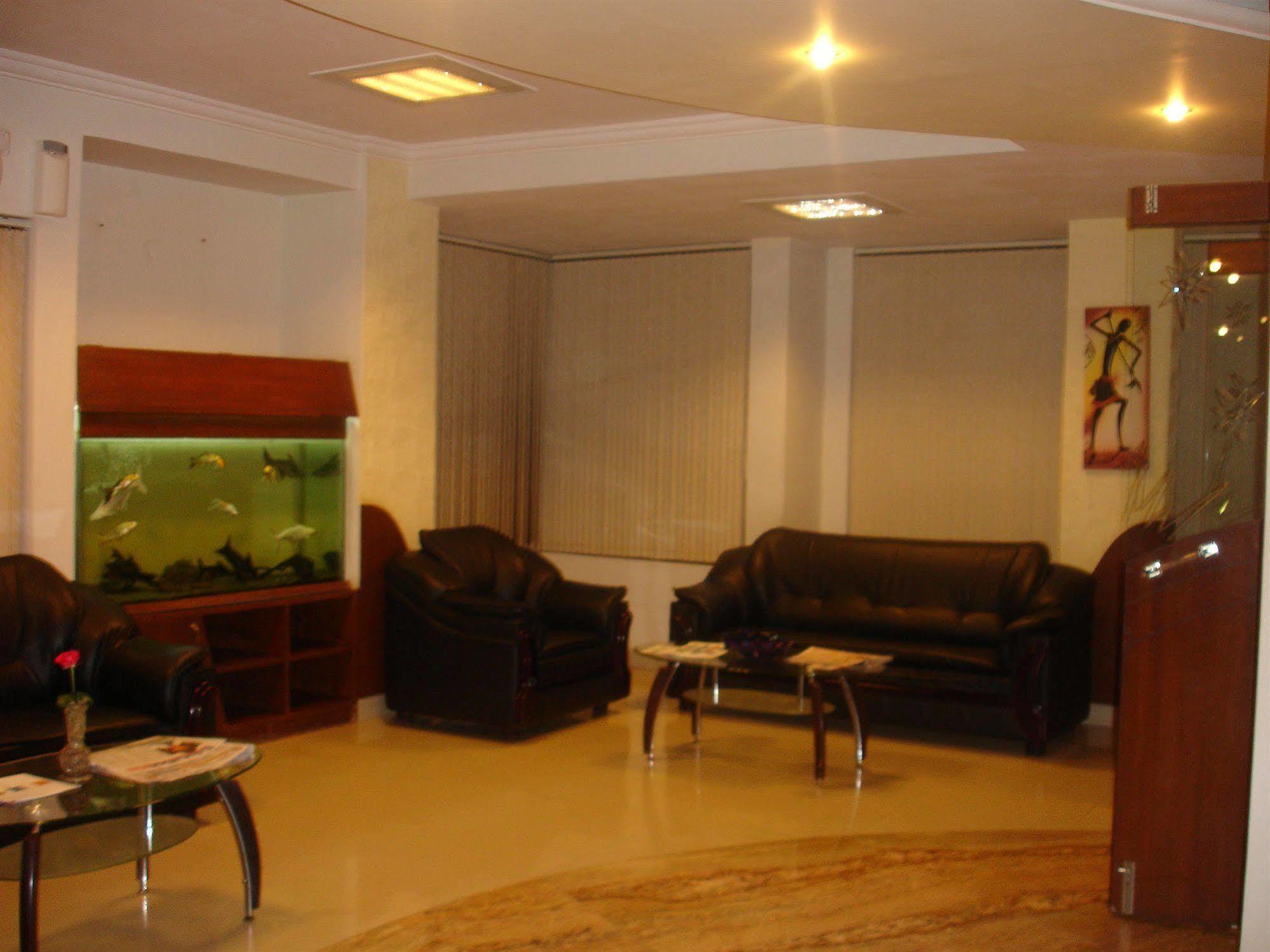 Oyo 5934 Lokaz Hotel Bangalore Luaran gambar